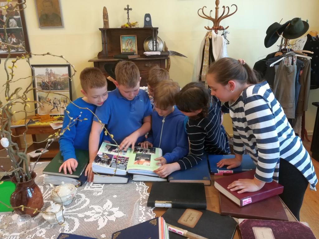 Uczniowie Szkoły Podstawowej nr 7 poznają swoje korzenie