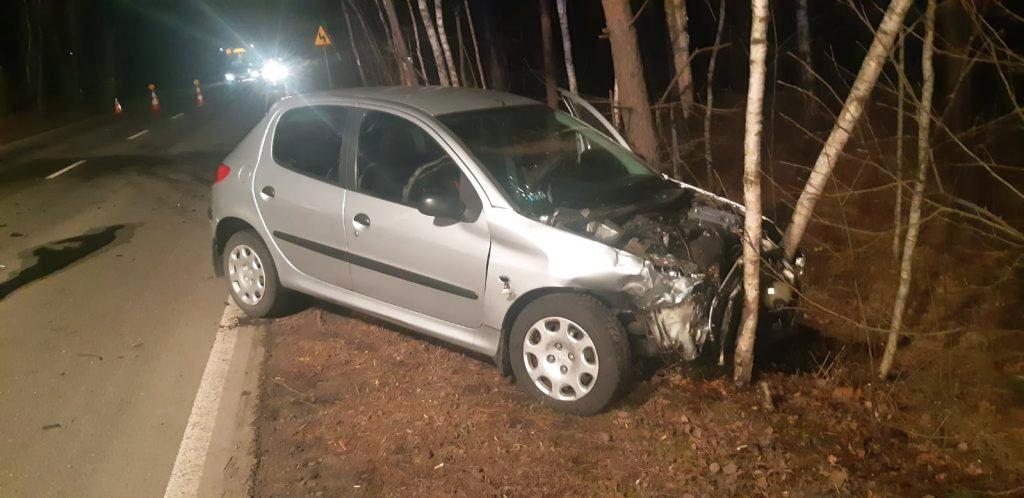 Czołowe zderzenie volvo i peugeota