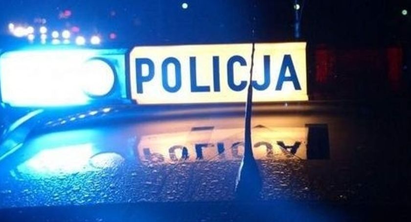 54-latek leżał na chodniku. Uratowali go policjanci i ratownicy