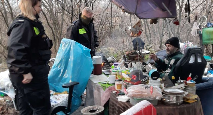 Dostarczają bezdomnym ciepłą odzież i strawę