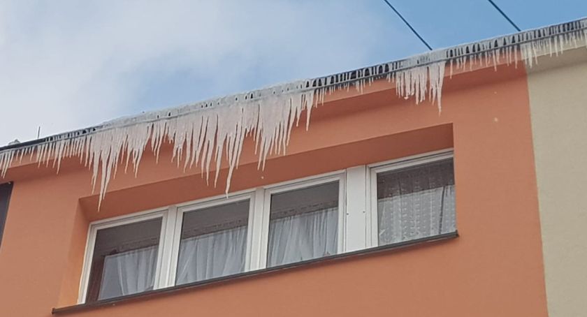 Uwaga na sople! W Wesołej dachy skute lodem
