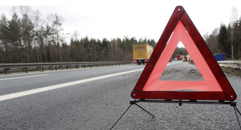 Ciężarówka wjechała w bariery na A4