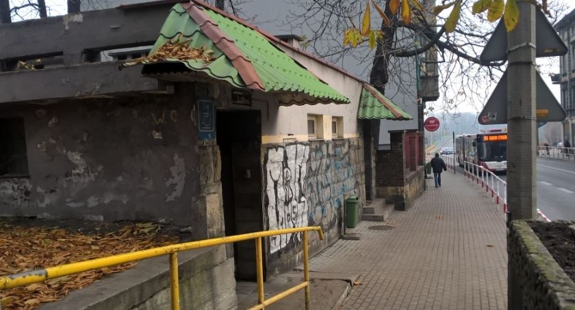 Szalet przy Krakowskiej kolejny rok czeka na remont