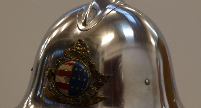 Historia hełmu strażackiego z królewskim herbem