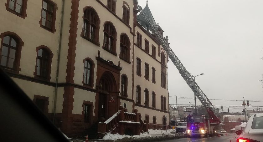 Śnieg spadł z dachu. Interweniowali strażacy