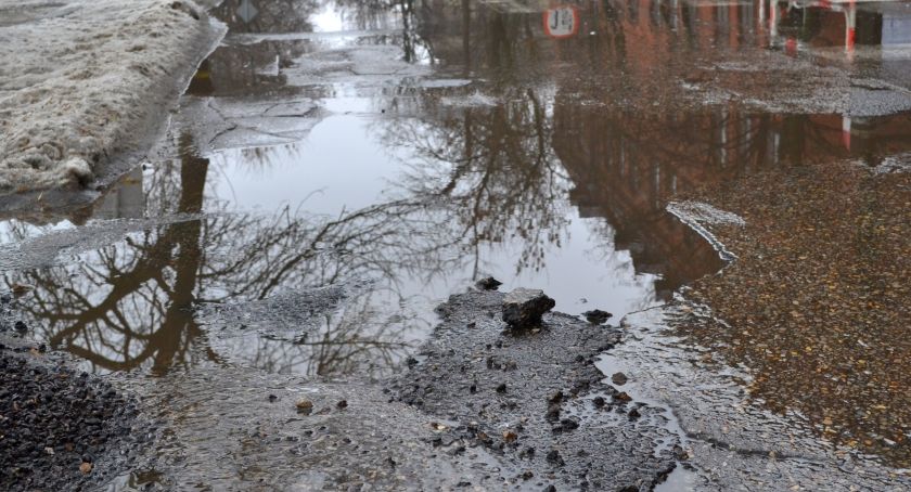Zima podziurawiła drogi. Gdzie najbardziej?