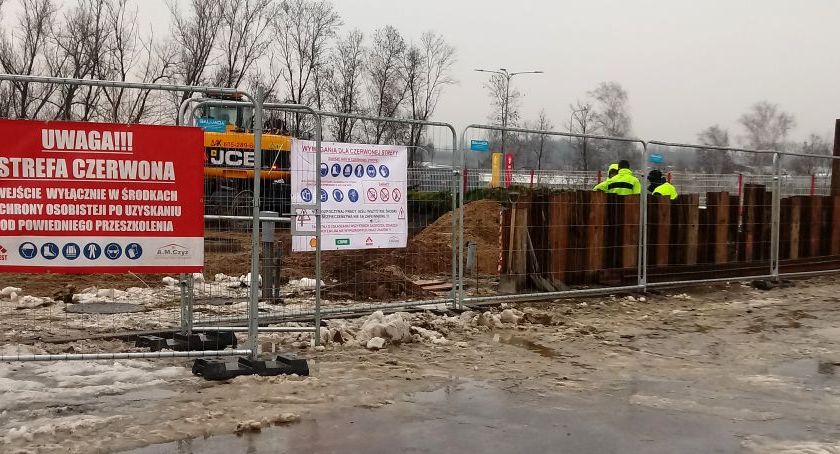 Trwa rozbiórka stacji paliw przy dawnym Auchan