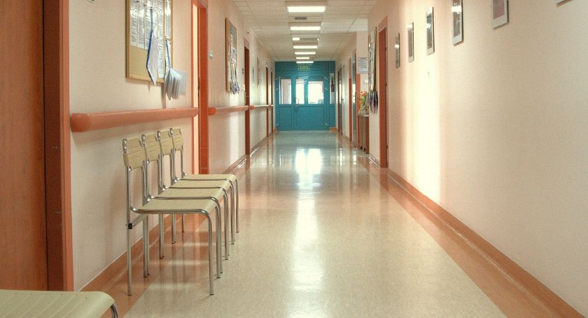 Trafiła do szpitala z małym dzieckiem. Noc spędziła na krześle