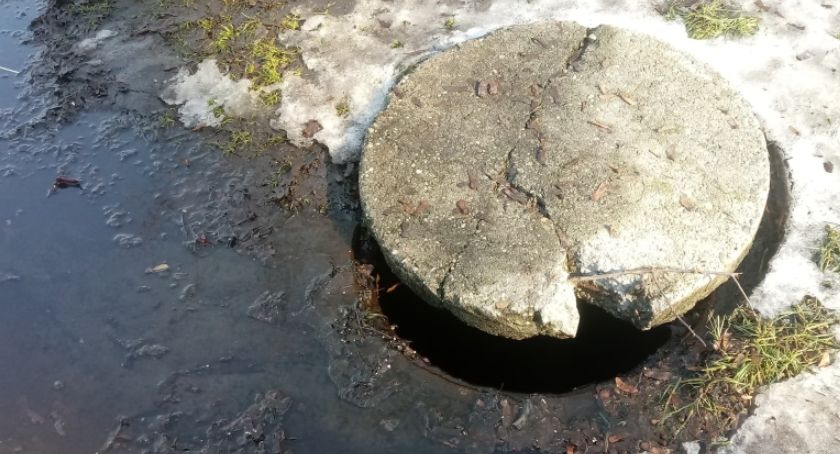 Niebezpieczna studzienka w parku