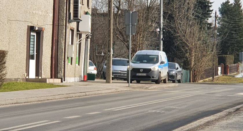 Parkują na zakazie, pod samymi drzwiami sklepu