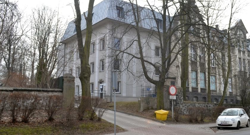 Ból powalił go przed szpitalem, ale musiał wezwać pogotowie. Lekarz nie mógł odejść od pacjentów