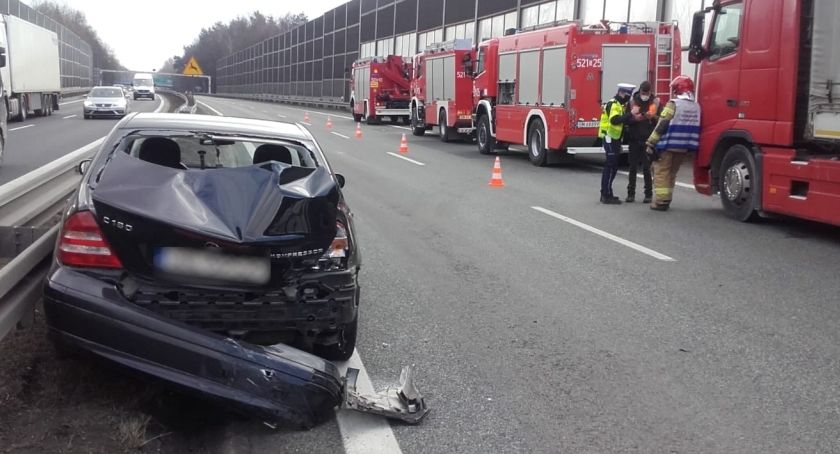Zderzenie trzech samochodów na S1