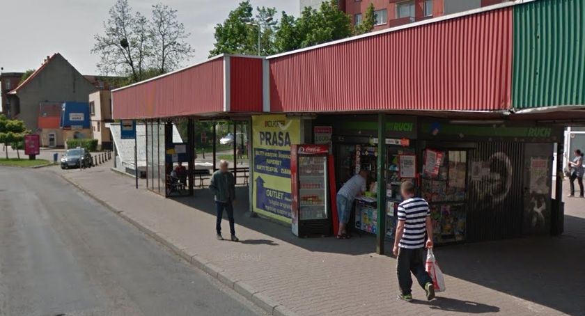 Koczuje na przystanku. Policja bezradna, bo jest trzeźwy