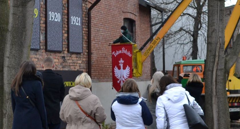 Replika powstańczego sztandaru w Powstańczej Strefie Pamięci
