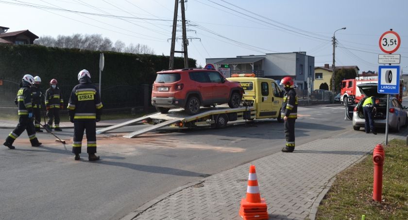 Osobówka uderzyła czołowo w autobus