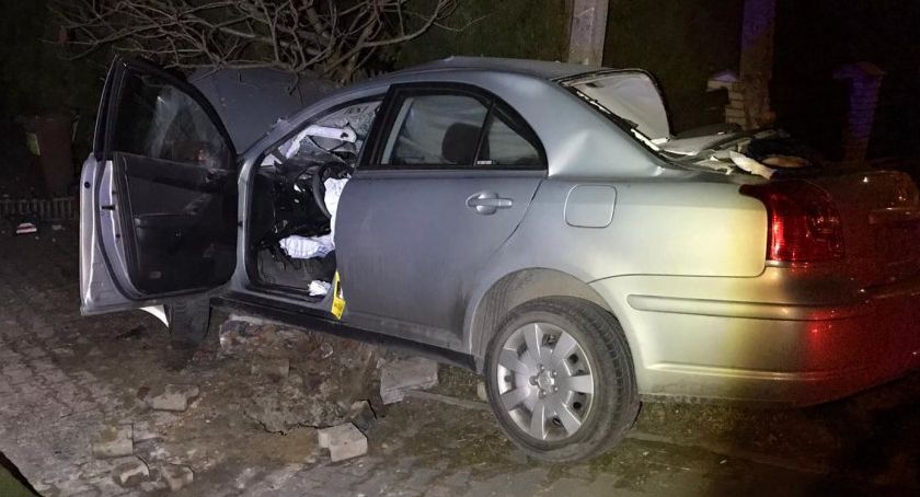 Pijany kierowca uderzył w słup. Dwie osoby zostały ranne