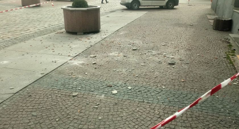 Spadające elementy elewacji uszkodziły samochód ZOMM