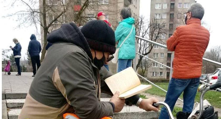 Co można robić w przedświątecznej kolejce po chleb? Czytać!
