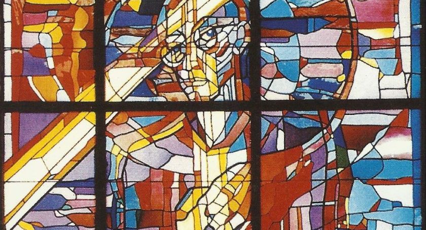 Spektakl światła na witrażach kościoła w Janowie