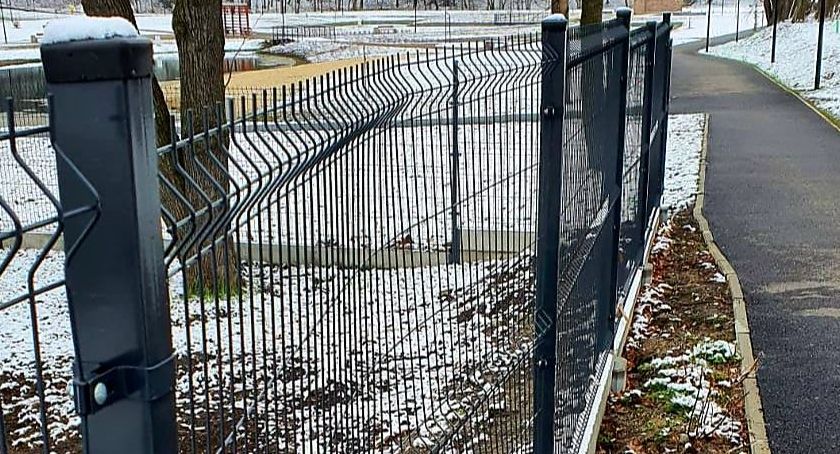 Nowe ogrodzenie i już zniszczone