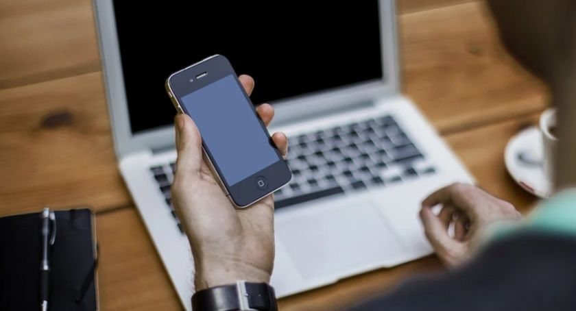 Nauczą seniorów jak obsługiwać smartfony i laptopy