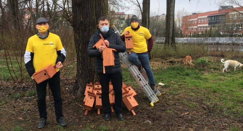 Na Bończyku powiesili budki dla ptaków
