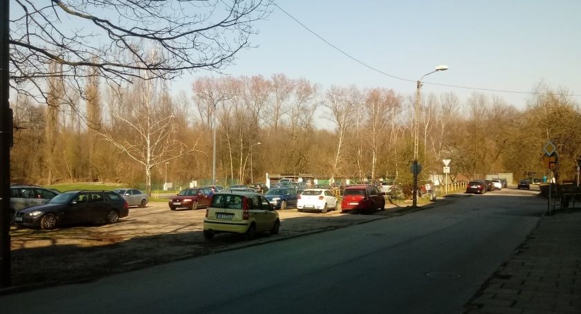 Interwencja radnych w sprawie parkingu