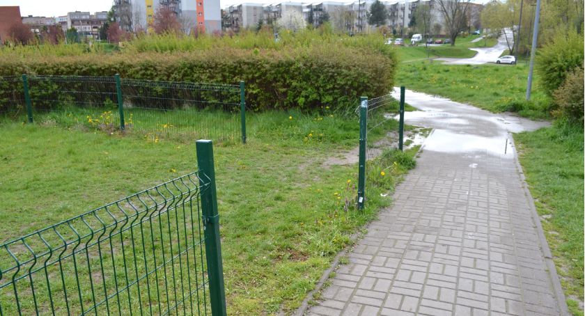 Kolejna dewastacja na placu zabaw na Bończyku