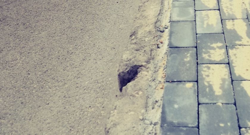 Nowy chodnik z rozpadającymi się krawężnikami