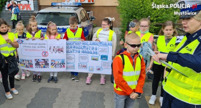 Policjanci i pierwszoklasiści przypominają o nowych przepisach drogowych 