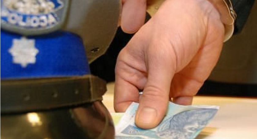 Policja zatrzymała łapówkarza. Nie chciał jechać do izby wytrzeźwień
