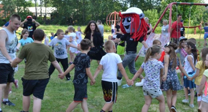 Odczarują podwórko w Wesołej. Będą zabawy i konkursy dla dzieci!