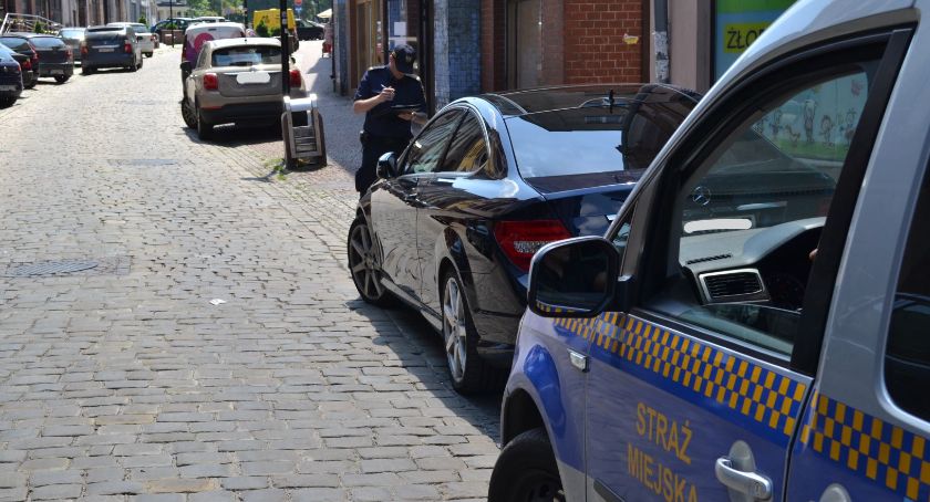 Dyscyplinują kierowców parkujących na zakazie