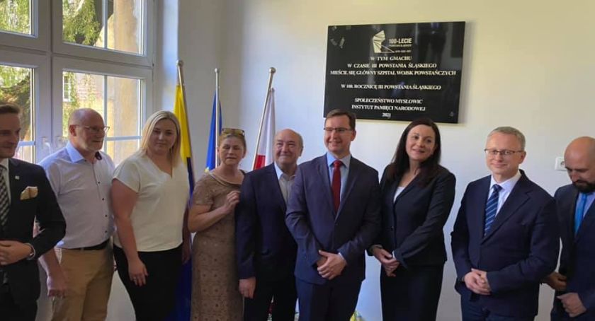 Tablica upamiętniająca szpital wojsk powstańczych w I LO odsłonięta