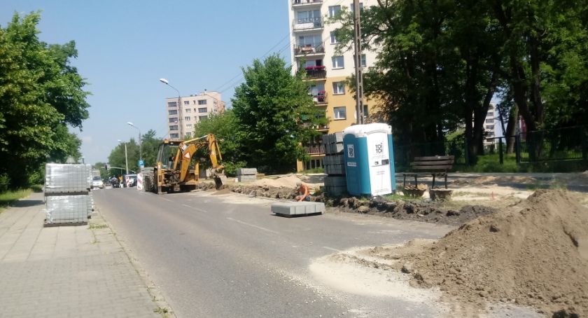 Ścieżka rowerowa i nowe miejsca parkingowe przy ul. Armii Krajowej