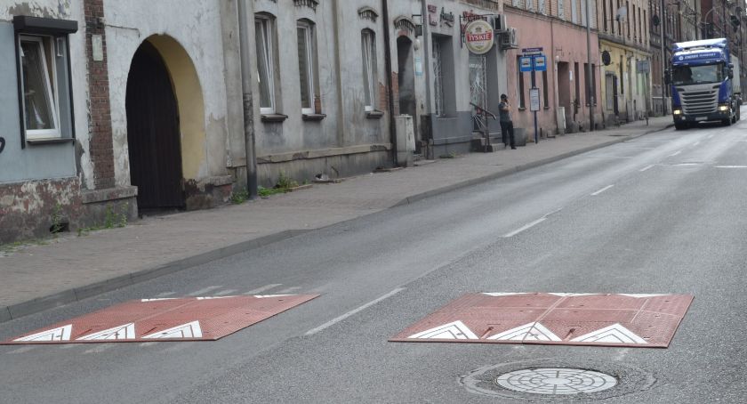 Nowe spowalniacze na ul. Świerczyny