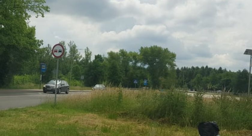 Trawa zasłania widok kierowcom