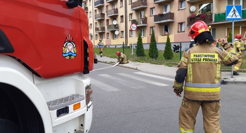 Ewakuacja budynku przy ul. Miarki. W mieszkaniu ulatniał się gaz