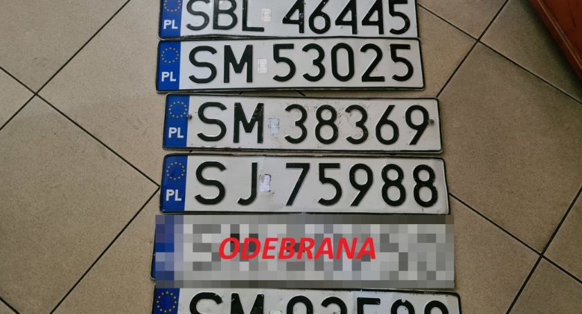 Mnóstwo zgubionych tablic rejestracyjnych po ulewie