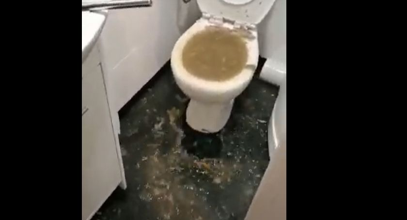 Zalane fekaliami mieszkanie nadal niszczeje