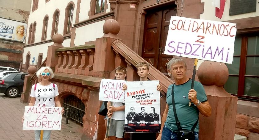 Solidarni z sędziami protestują przed mysłowickim sądem