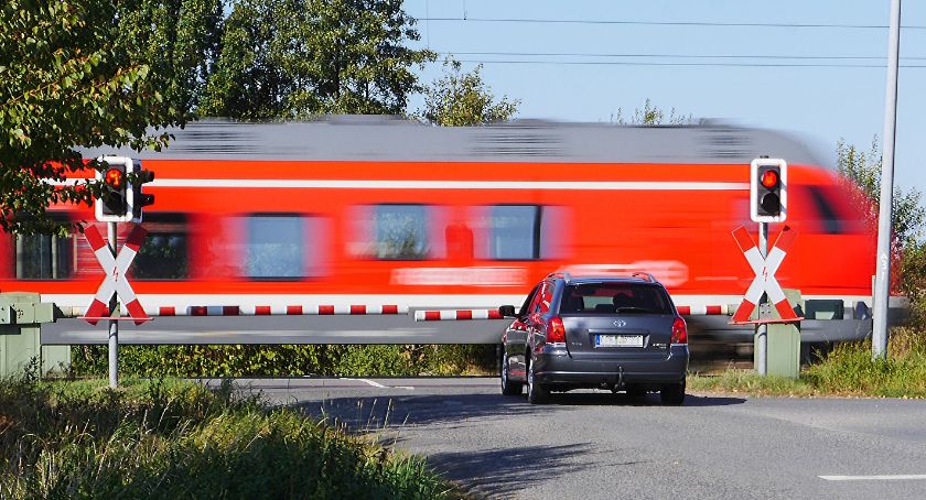 Bezpieczny przejazd - szlaban na ryzyko. Policjanci kontrolują przejazdy kolejowe