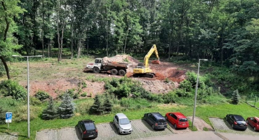 Skandal. W Parku Zamkowym odkryto zakopane odpady w workach