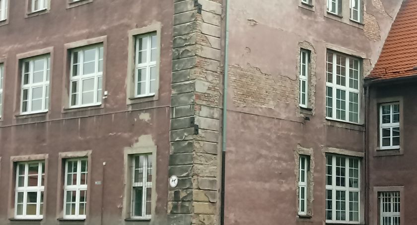 Jubileusz w budynku ze zrujnowaną elewacją?