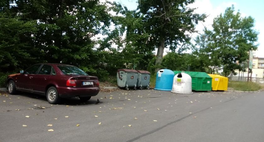 Na parkingu urządzili śmietnik