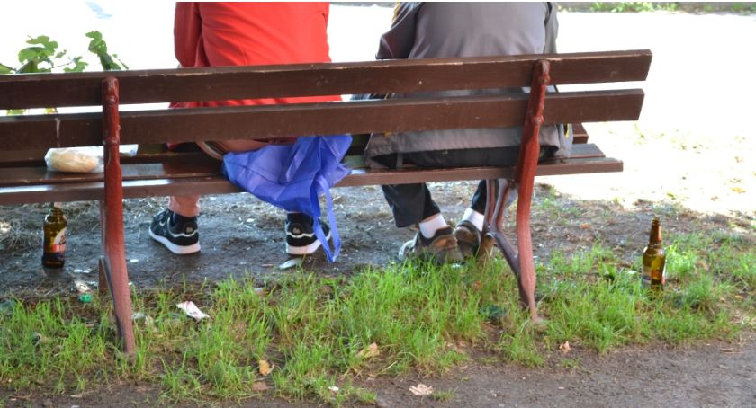 Zabrali ławkę z przystanku, żeby pić piwo w cieniu