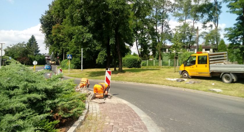Naprawiają kostki na rondzie