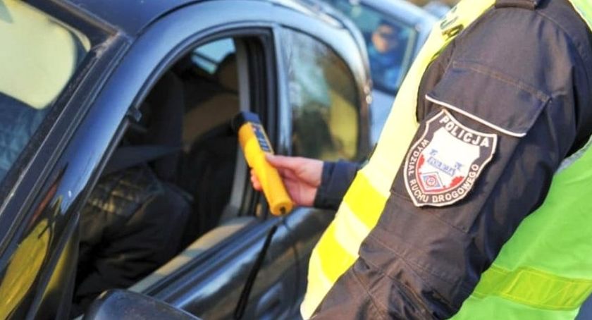 Pijany przyjechał na komendę. Przywiózł kolegę, który miał się zgłosić na policję