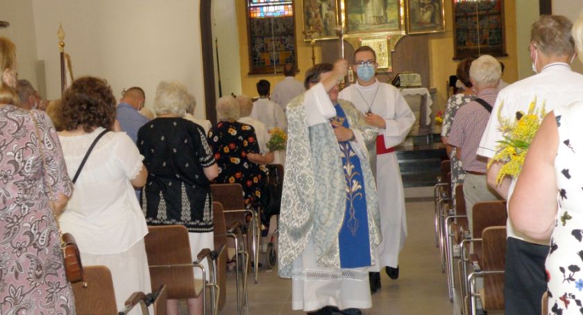 Święcili bukiety kwiatów i ziół