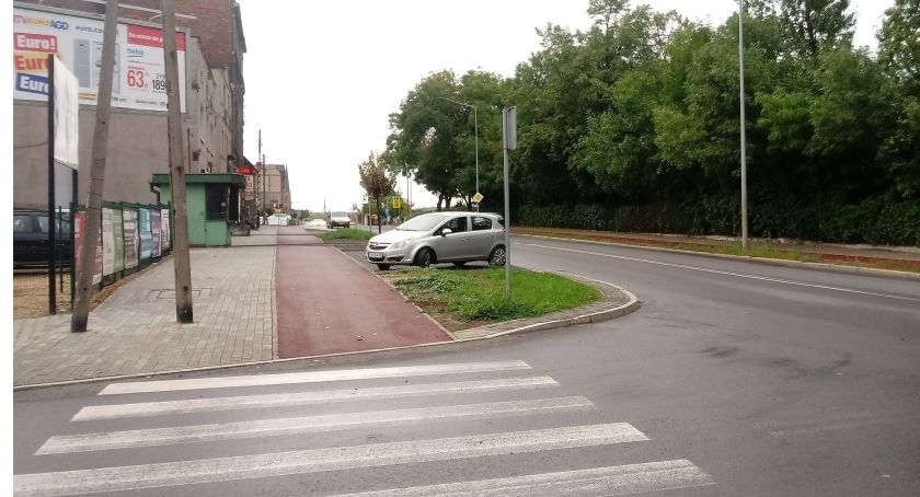 Zaparkowane samochody zasłaniają widoczność
